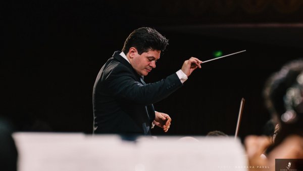 Cristian Măcelaru va susține un masterclass de interpretare dirijorală, instrumentală și de aprofundare în studiul muzicii