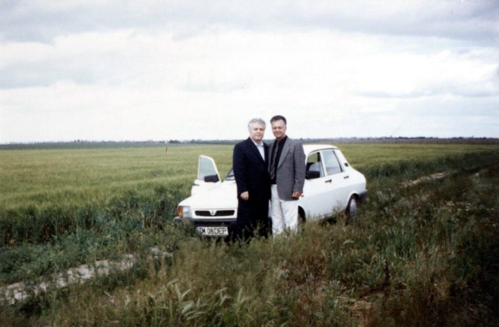 Frații Rafael și Petru Mirciov pe locul în care a fost casa lor în Valea Viilor - Mai 2001