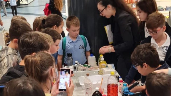 Inovație și educație la Salonul de Știință al Școlilor: Demonstrații de robotică și experimente științifice realizate de elevii din România