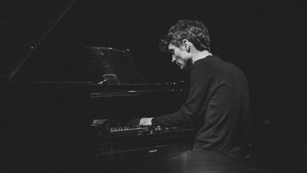 Pianistul Andrei Irimia continuă turneul „Lights & Shadows” în 10 orașe