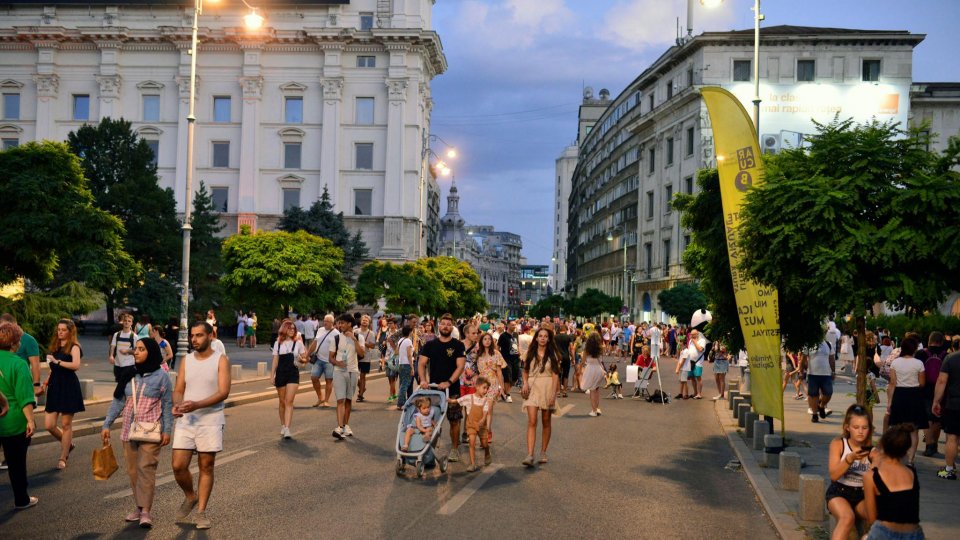 „Străzi deschise – București, Promenada urbană” se extinde pe șoseaua Kiseleff cu exerciții de dictare și spectacole-lectură, iar pe Calea Victoriei, revine cu mini-concerte, teatru, magie și demonstrații de pictură