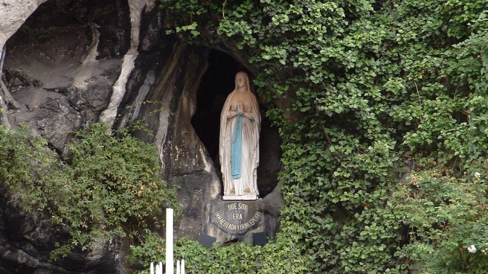 DOCUMENTAR: Apariţia Sfintei Fecioare Maria la Lourdes – minuni şi controverse