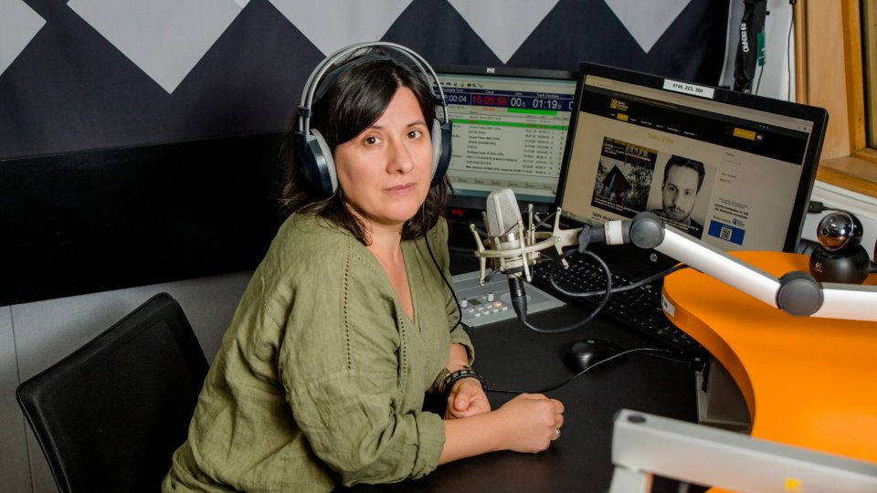 Elena Vlădăreanu prezintă, la Radio România Cultural, emisiunea “Scena și ecranul”: “Îmi pare rău că nu pot să mă uit mereu la seriale polițiste, horror, de mister”