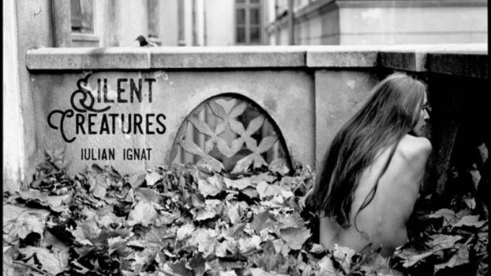 “Silent creatures”, un album de Iulian Ignat, despre sublimul feminin, între alb și negru, în liniște
