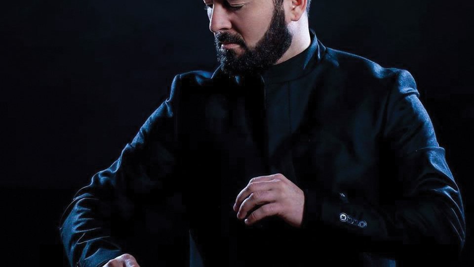 Dirijorul Daniel Jinga la pupitrul Filarmonicii din Arad, într-un program ce îl omagiază pe întemeietorul operei bucureştene, George Stephănescu