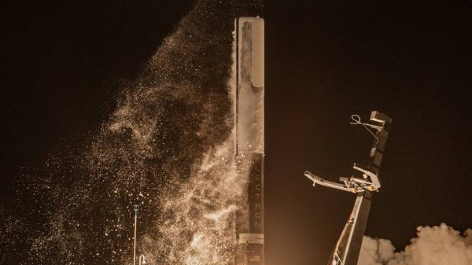 Buletin cosmic - Sonda Capstone face primele testări pe orbita cislunară, în vederea amplasării Stației Spațiale Gateway