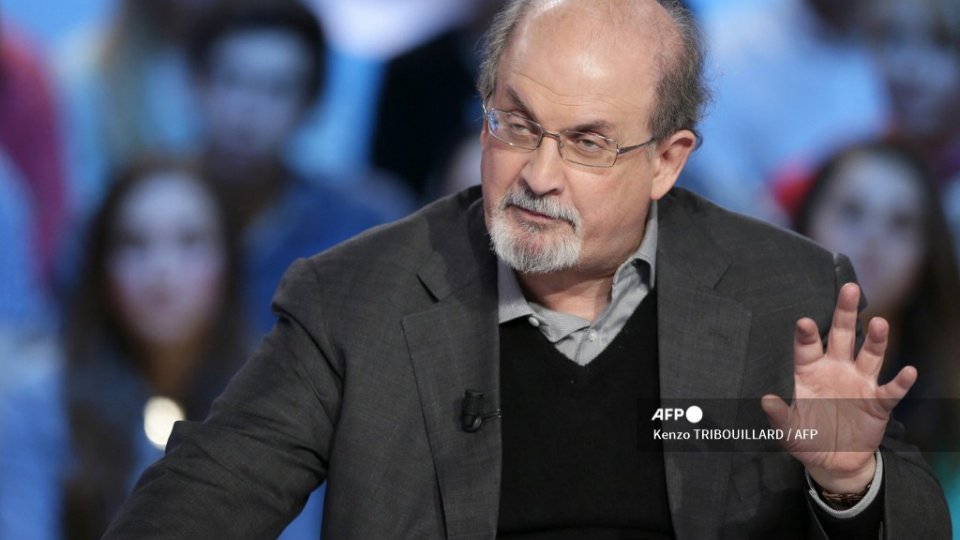 Scriitorul Salman Rushdie a fost atacat vineri în timpul unui eveniment desfăşurat în statul american New York
