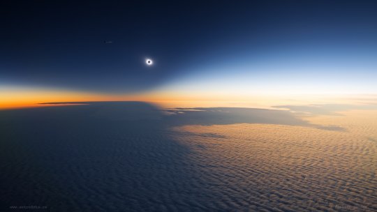 Dimensiunea științifică a artei  Cătălin Beldea -  Eclipsa din 4 decembrie 2021, fotografiată de la 12.000 m altitudine