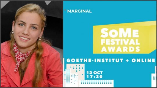 Daria Ghiu, jurnalistă Radio România Cultural, oferă un premiu la Gala SoMe Festival