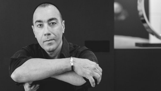 Artistul internațional Lorenzo Quinn, fiul lui Anthony Quinn, vine în România pentru Gala Haute Culture