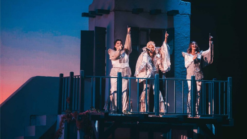 Legendarul musical „Mamma Mia!“ revine în decembrie pe scena  Sălii Palatului cu trei nume noi în distribuție