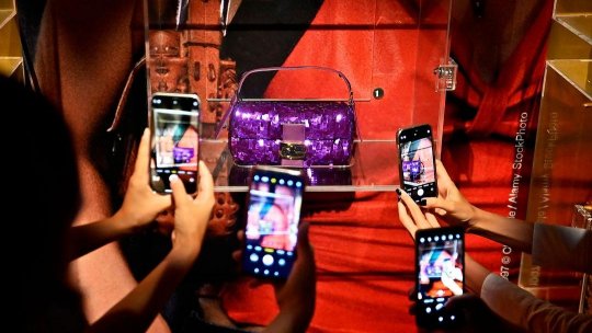 ,,O geantă este mult mai mult decât un accesoriu, este un fenomen cultural.” - Jessica Harpley, asistent curator al expoziției ,,Bags: Inside Out”