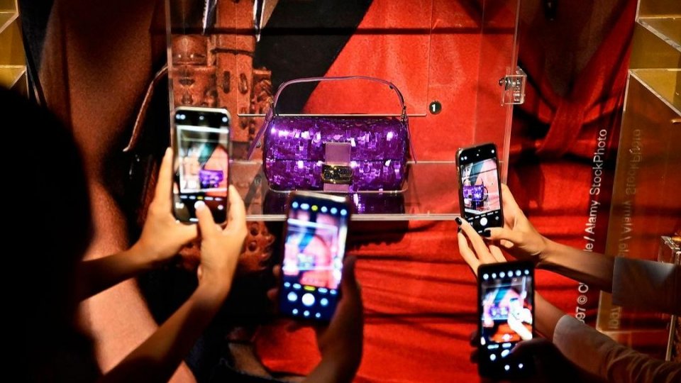 ,,O geantă este mult mai mult decât un accesoriu, este un fenomen cultural.” - Jessica Harpley, asistent curator al expoziției ,,Bags: Inside Out”