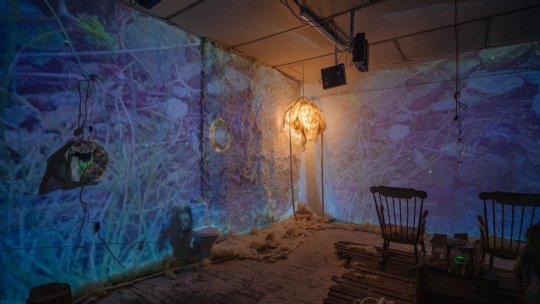 Atingeri Ușoare, o instalație video imersivă și interactivă despre efemeritatea și fragilitatea memoriei | PODCAST