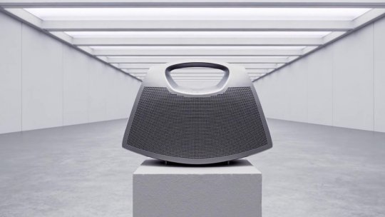 Premieră mondială la Art Safari - o piesă de excepție: Balenciaga I Bang & Olufsen Speaker Bag