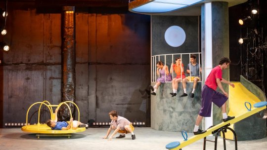 SF (SUPER-FRAGIL) - Spectacol de teatru fizic pentru adolescenți semnat Andrea Gavriliu, la Teatrul Excelsior