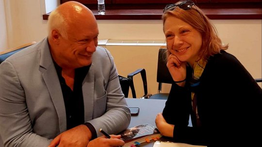 Eric Emmanuel Schmitt: “Într-un fel, locuiesc în cărți. La început cartea mă locuiește, apoi eu sunt cel care locuiește în ea “ | PODCAST