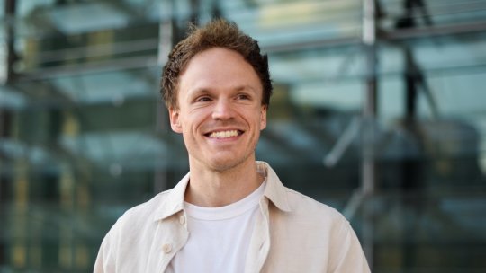 Câștigător al celebrului Concurs de Dirijat Gustav Mahler, Germania - 2020, Finnegan Downie Dear dirijează Ravel și Elgar la Sala Radio