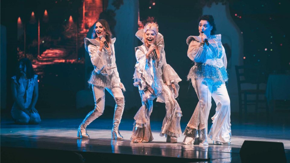 Costumele din faimosul musical „Mamma Mia!“ cântăresc peste 300 de kilograme