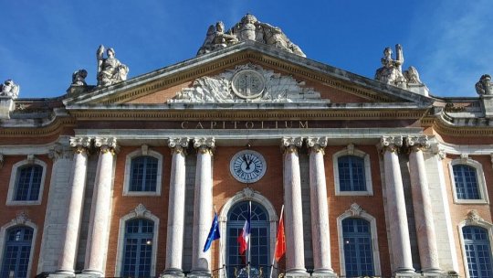 Conform Diapason, din cauza unor deficiențe manageriale, Kader Belarbi a fost demis din postul de director de dans al Théâtre du Capitole din Toulouse