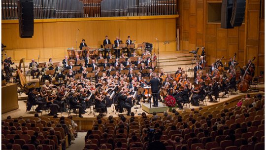 Dirijorul Nicholas Collon și-a prelugit contractul de dirijor-șef al Orchestrei Simfonice a Radiodifuziunii din Finlanda până în vara lui 2028