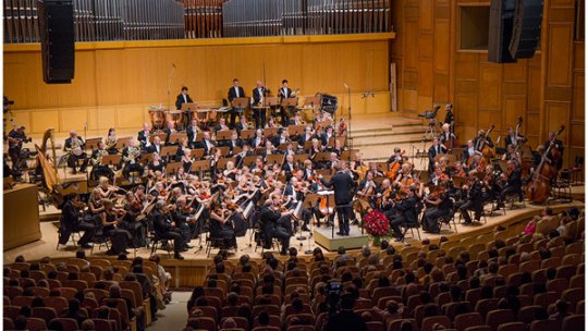 Dirijorul Nicholas Collon și-a prelugit contractul de dirijor-șef al Orchestrei Simfonice a Radiodifuziunii din Finlanda până în vara lui 2028