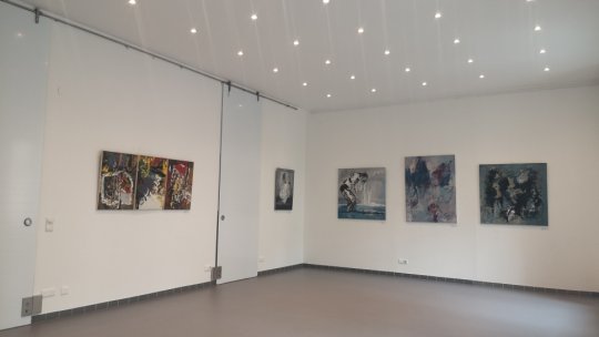 “Viața într-o valiză”: Expoziție de pictură și artă contemporană, găzduită de Sala Radio