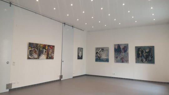 “Viața într-o valiză”: Expoziție de pictură și artă contemporană, găzduită de Sala Radio 