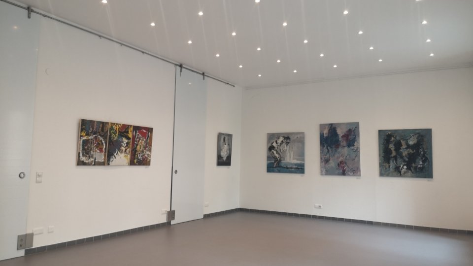 “Viața într-o valiză”: Expoziție de pictură și artă contemporană, găzduită de Sala Radio