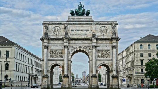 Katrin Beck și Manuela Kere vor prelua, începând din 2026, direcția Bienalei de la München