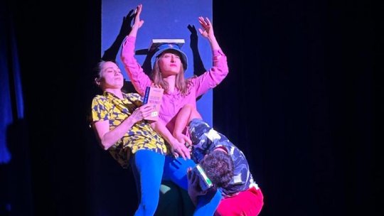 „Flori, pietre și alți demoni” – un performance colectiv AREAL, născut dintr-o călătorie în inconştientul creatorilor săi, în premieră la TEATRELLI