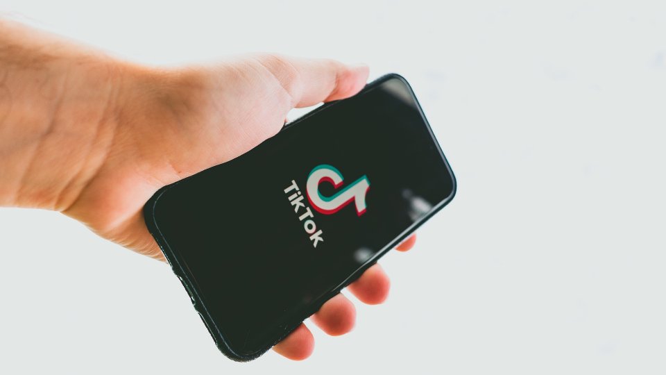 TikTok va pune în funcțiune un avertisment pentru a limita timpul petrecut de copii și tineri pe platformă