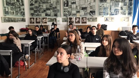 ”reCITEȘTE POEZIE” sau biografia și lumile posibile ale liceenilor