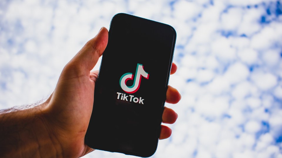 Marea Britanie a interzis utilizarea aplicaţiei TikTok pe dispozitivele care au acces la rețeaua informatică guvernamentală