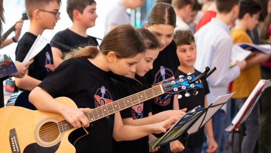 Peste 8.000 de copii din Cantus Mundi cântă pentru Ora Pământului