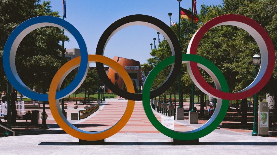 Timpul prezent - Decizie controversată a Comitetului Olimpic Internațional: sportivii ruși și bieloruși ar putea fi admiși în competiții