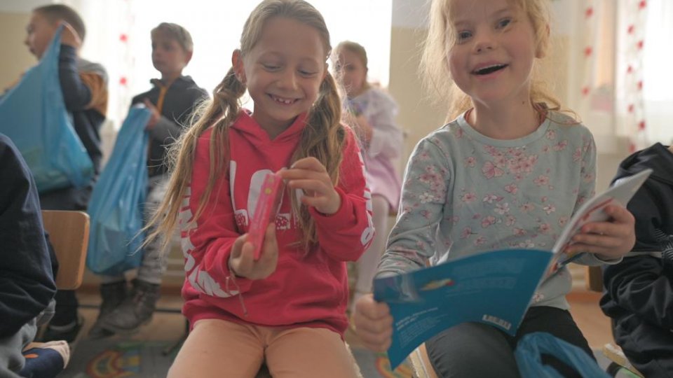 STUDIU: Un sfert dintre elevii din familiile vulnerabile se simt discriminaţi