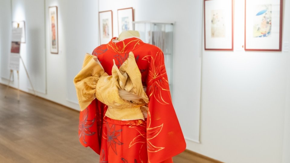 Cadou de 8 Martie, la ARCUB: „Demonstraţii de Kitsuke – Arta de a îmbrăca un chimono” în cadrul expoziției „Călătorie în lumea stampelor Meiji”