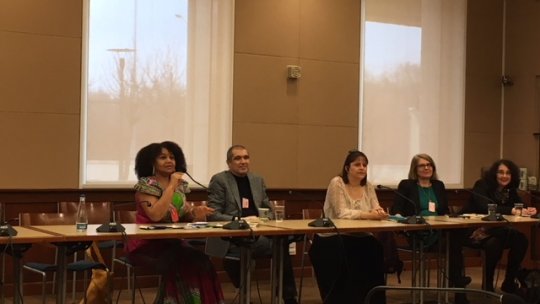 O masă rotundă cu femei-scriitor