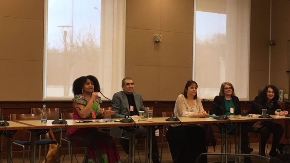 O masă rotundă cu femei-scriitor