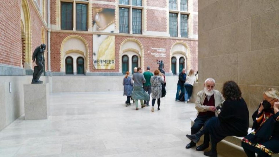 Ilustrată din Amsterdam - Ștefan Câlția față în față cu Vermeer