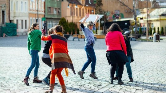 Slow dance – acțiune performativă cu ocazia Zilei Internaționale a Dansului Contemporan, la Brașov