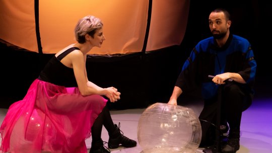 Spectacolul performativ „KOMOREBI. Lumina care se filtrează printre copaci”, în turneu în luna mai