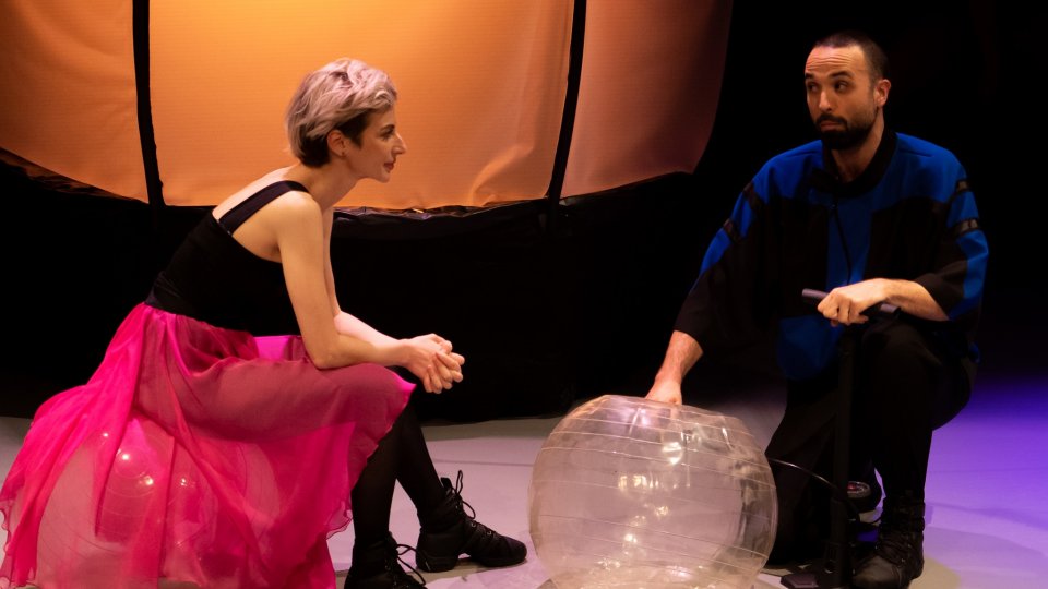 Spectacolul performativ „KOMOREBI. Lumina care se filtrează printre copaci”, în turneu în luna mai
