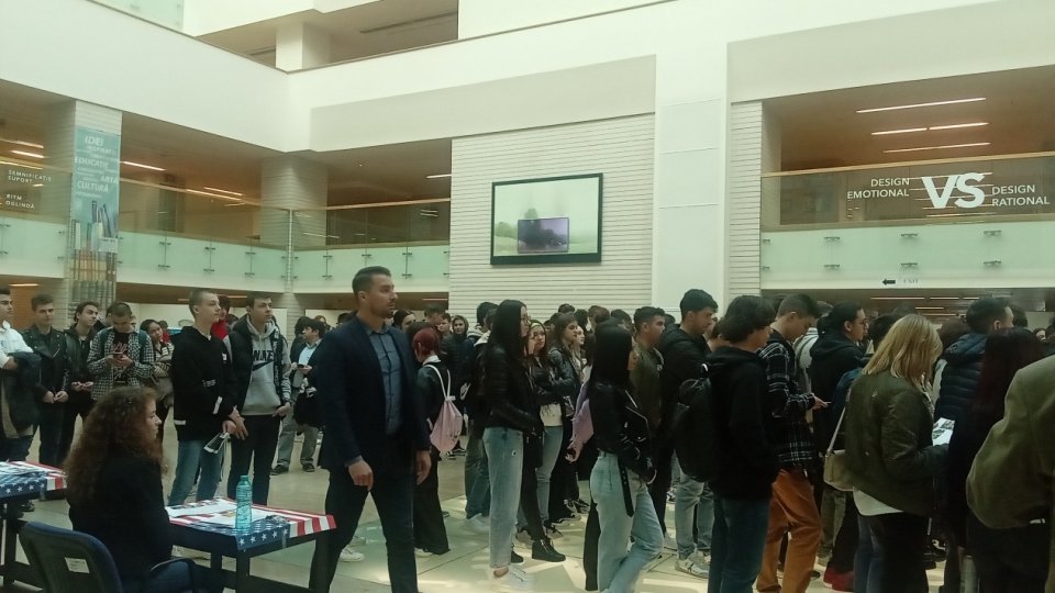 Conferință de presă pe teme universitare susținută de ES. AMBASADORUL SUA la București, doamna Kathleen Kavalec, la U. S. Alumni Fair, 26 aprilie 2023