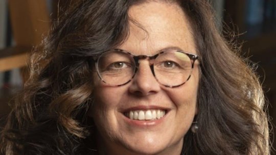 Scriitoarea Gwen Strauss: ”Atunci când ne simțim demoralizați de lumea în care trăim, să nu uităm că speranța e o formă de rezistență”.