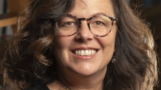 Scriitoarea Gwen Strauss: ”Atunci când ne simțim demoralizați de lumea în care trăim, să nu uităm că speranța e o formă de rezistență”