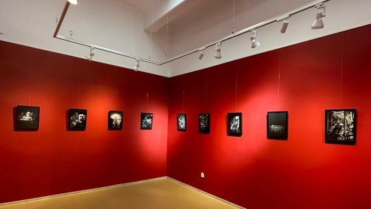 Interpretare modernă a artei primitive și cea mai caldă culoare, albastrul, în mai la Celula de Artă