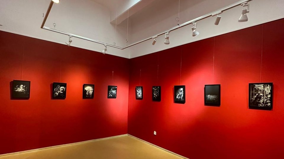 Interpretare modernă a artei primitive și cea mai caldă culoare, albastrul, în mai la Celula de Artă