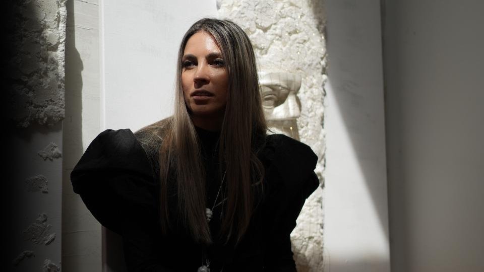 Designerul Diana Nicolaie debutează pe scena artistică cu o expoziție ieșită din tipare, curatoriată de Ioana Ciocan